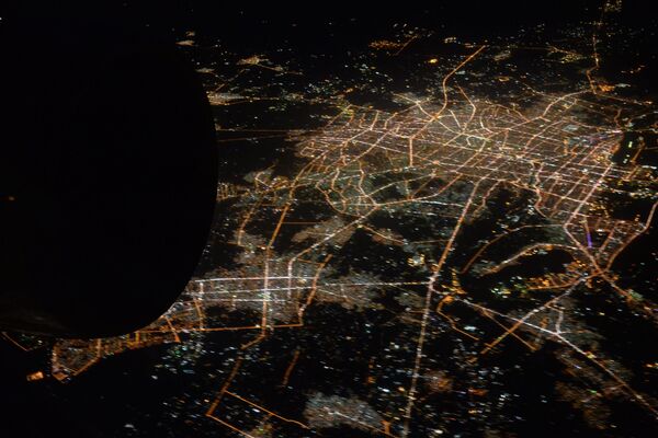 Вид на ночной город Дубай с борта самолета
