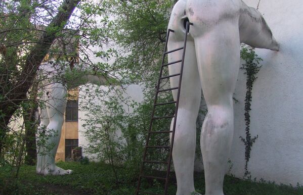 Неприкрытые тылы: необычные статуи, привлекающие внимание своей пятой точкой