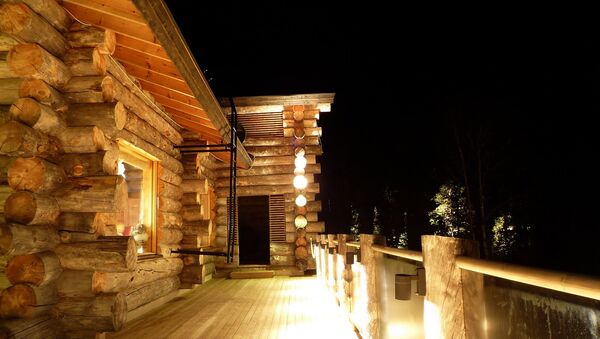 Деревянный дом с подсветкойм