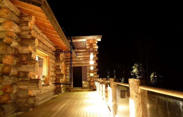 Деревянный дом с подсветкойм