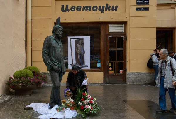 Открытие памятника Сергею Довлатову в Санкт-Петербурге