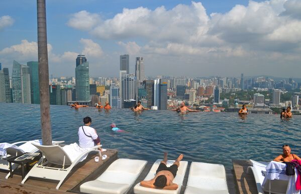 Бассейн на крыше отеля Marina Bay Sands Skypark в Сингапуре