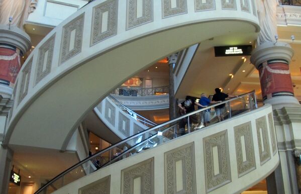 Спиральный эскалатор в отеле Caesar's Palace в Лас-Вегасе