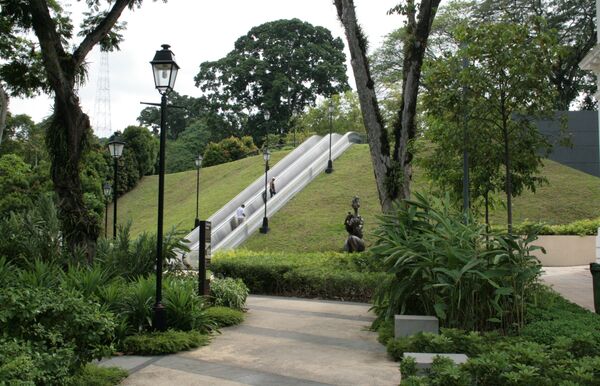 Уличный эскалатор в Сингапуре у Национального музея