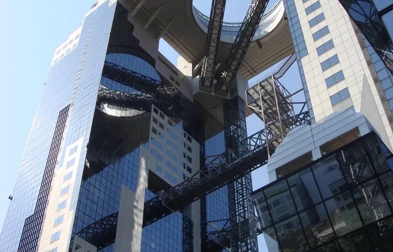 Самый высотный эскалатор в мире в здании Umeda Sky Building в Осаке