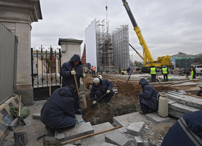 Продолжается монтаж князю Владимиру на Боровицкой площади в Москве