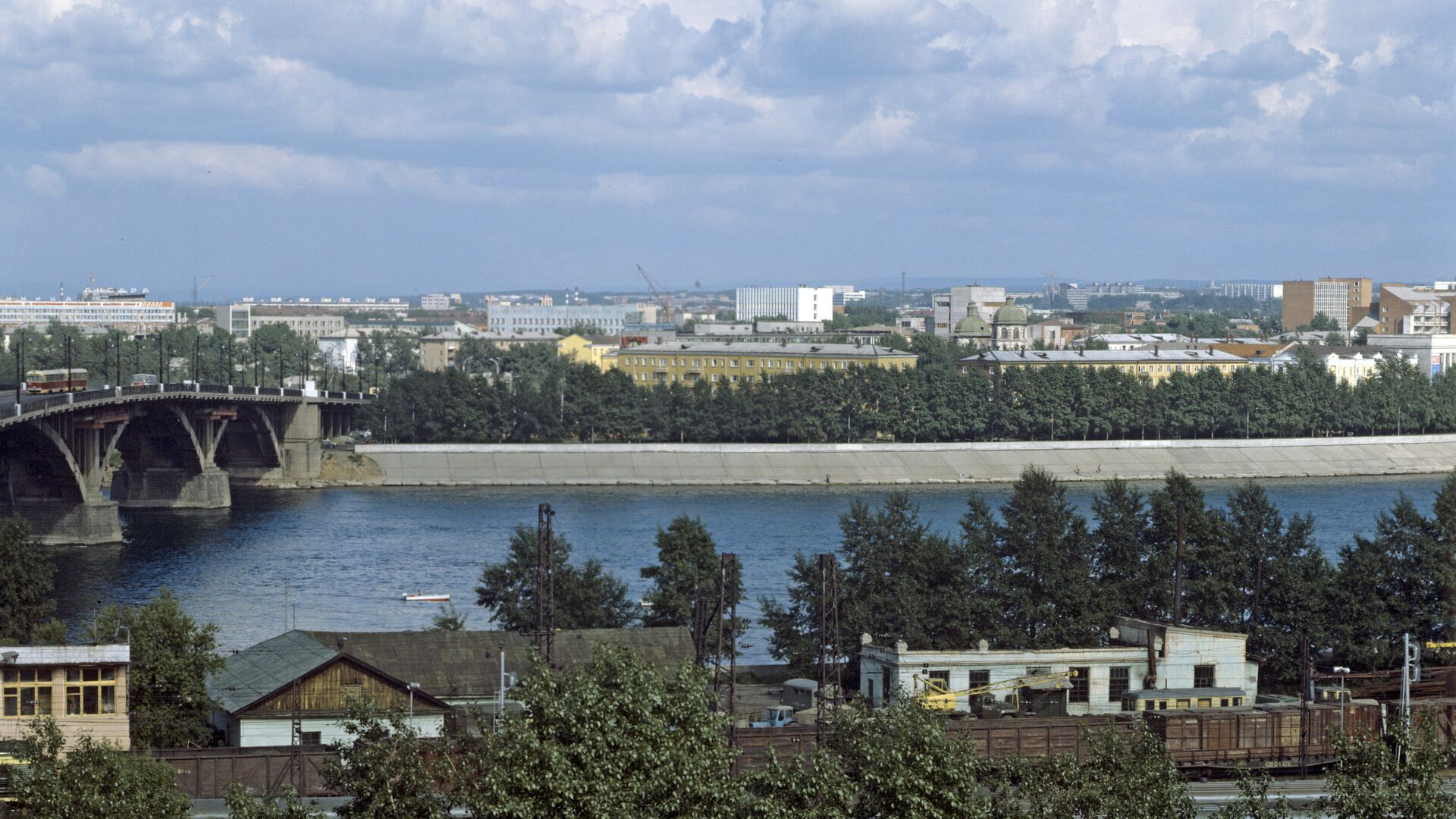 Вид на город Иркутск со стороны реки Ангары - РИА Новости, 1920, 02.08.2022