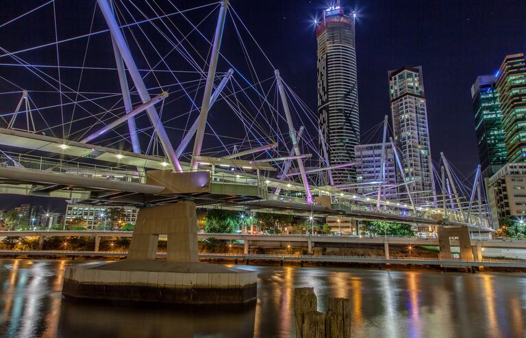 Kurilpa Bridge в ночное время