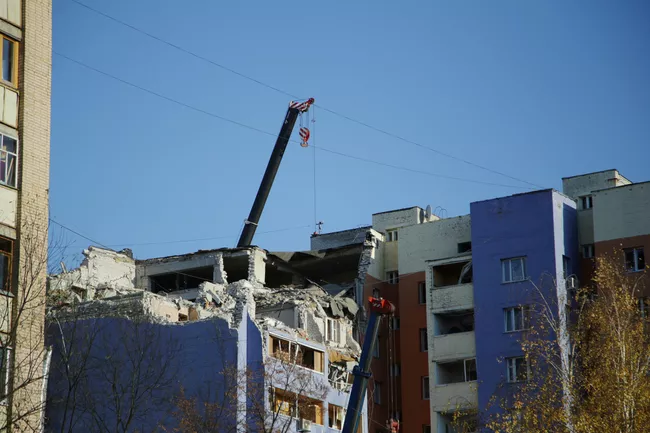 Разбор завалов на месте взрыва бытового газа в жилом доме в Рязани