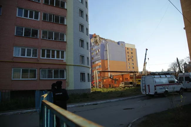 Разбор завалов на месте взрыва бытового газа в жилом доме в Рязани