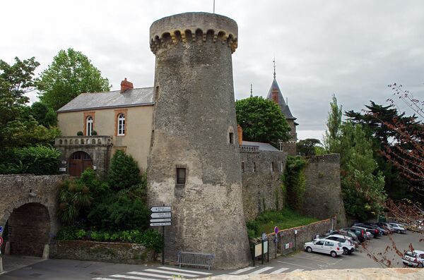 Замок Жиля де Рэ во Франции, конфискованный судом