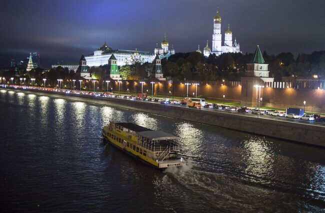 Теплоход на Москве-реке