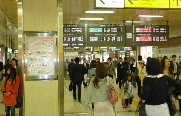 Один из вестибюлей станции метро Синдзюку, Токио