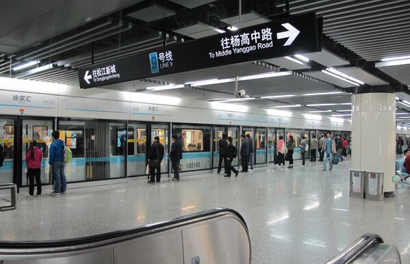 Один из вестибюлей станции метро Сюйцзяхуэй, Шанхай