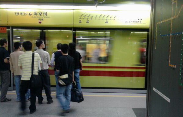 Прибытие поезда в метро Гуанчжоу, Китай