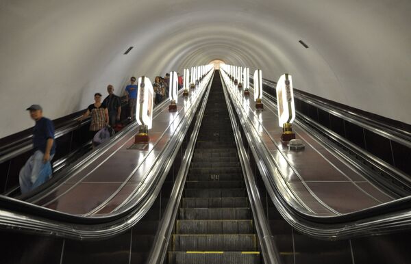 Эскалатор на станции Арсенальная в Киеве