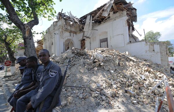 Полицейские охраняют разрушенный землетрясением президентский дворец в Гаити.