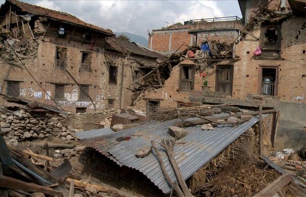 Разрушенные землетрясениями 25-28 августа 2015 года здания в непальском городе Хокана, в 10 километров от Катманду