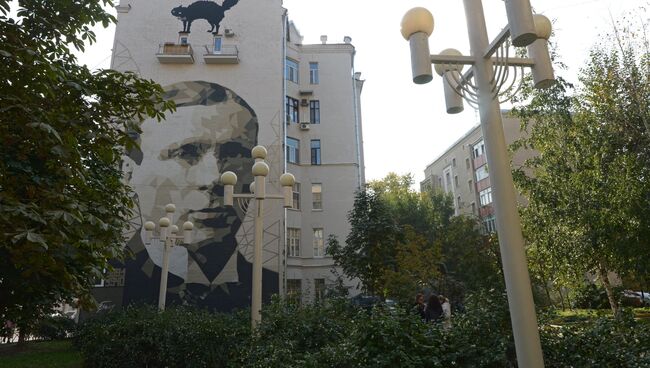 Портрет М.А. Булгакова на фасаде дома в Москве. Архивное фото