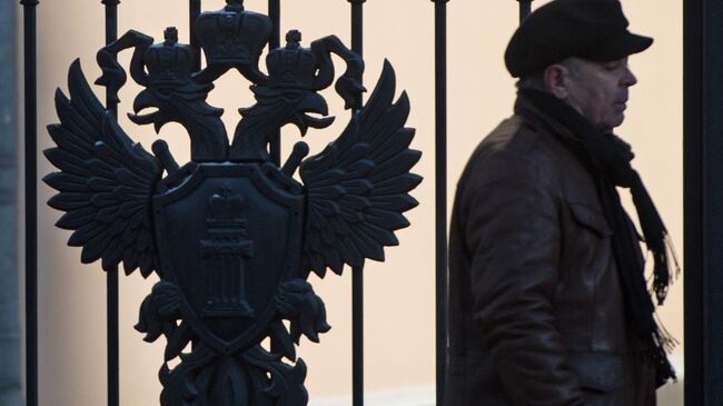 Мужчина идет мимо здания Генеральной прокуратуры России на улице Петровка в Москве. Архивное фото