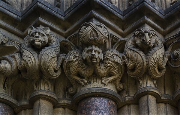 Диковинные существа на фасаде Собора Святой Марии в Эдинбурге