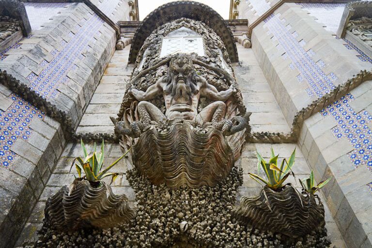 Монстр на фасаде Национального дворца Пена, Португалия