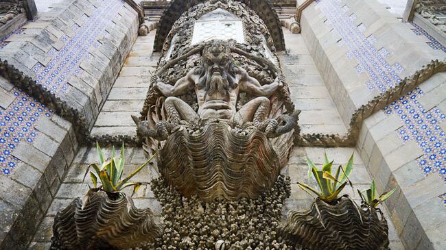 Монстр на фасаде Национального дворца Пена, Португалия