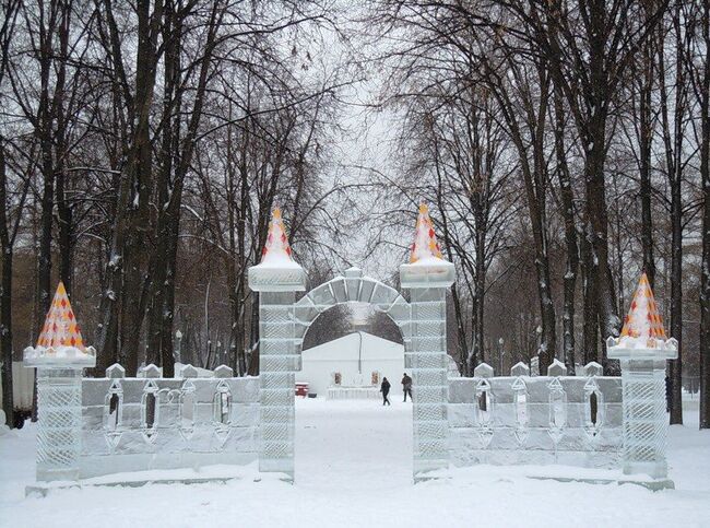 Сооружение ледяной крепости профессионалами займет 4-10 дней