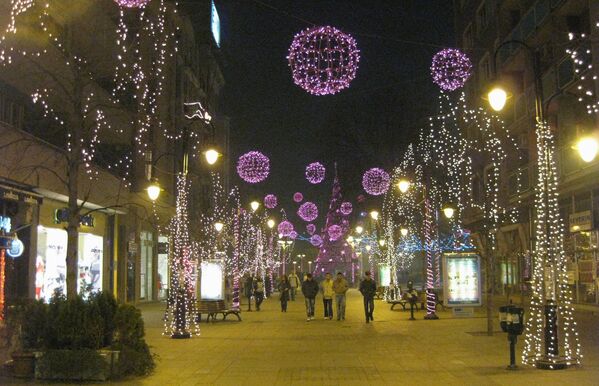 Одна из улиц Скопье в Рождество