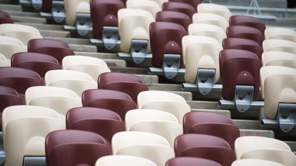 Новые кресла на трибунах строящегося стадиона Лужники в Москве
