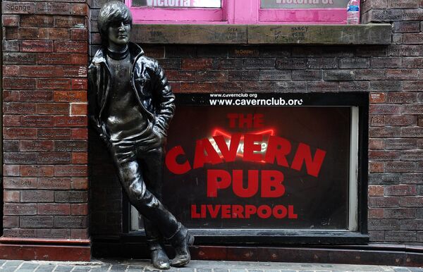 Стена славы и статуя Джона Леннона у Cavern Pub в Ливерпуле