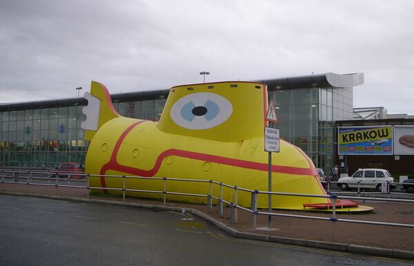 Желтая субмарина перед аэропортом имени Джона Леннона, Ливерпуль
