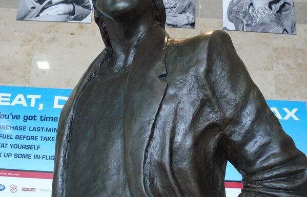 Памятник Джону Леннону в аэропорте Ливерпуля