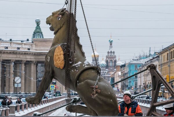 Демонтаж грифонов с Банковского моста в Санкт-Петербурге