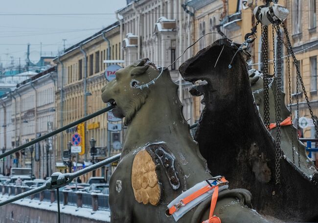 Демонтаж грифонов с Банковского моста в Санкт-Петербурге