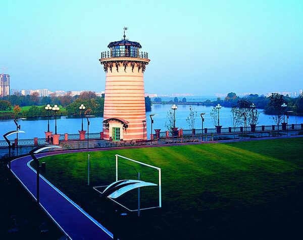 Профессиональное футбольное поле и маяк яхт-клуба в ЖК Алые Паруса