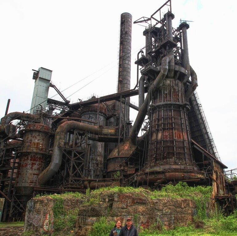 Туристы на фоне доменных печей Carrie Furnaces в Пенсильвании, США