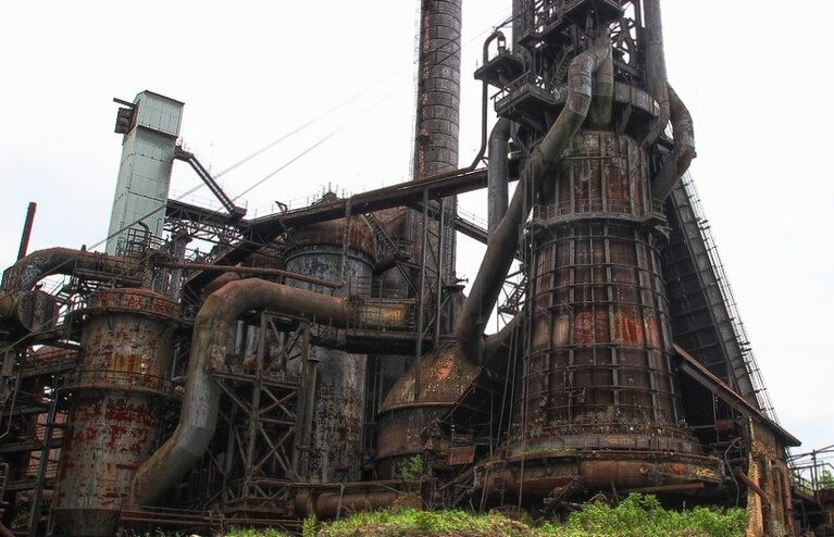 Туристы на фоне доменных печей Carrie Furnaces в Пенсильвании, США