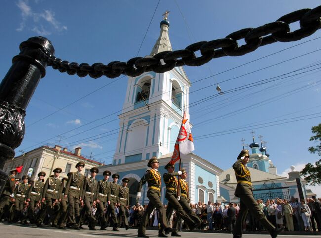 Военнослужащие идут мимо Сампсониевского собора