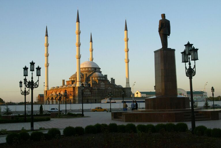 Памятник Азхмаду Кадырову и мечеть имени Ахмата-Хаджи Кадырова