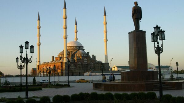 Памятник Ахмату Кадырову и мечеть имени Ахмата-Хаджи Кадырова