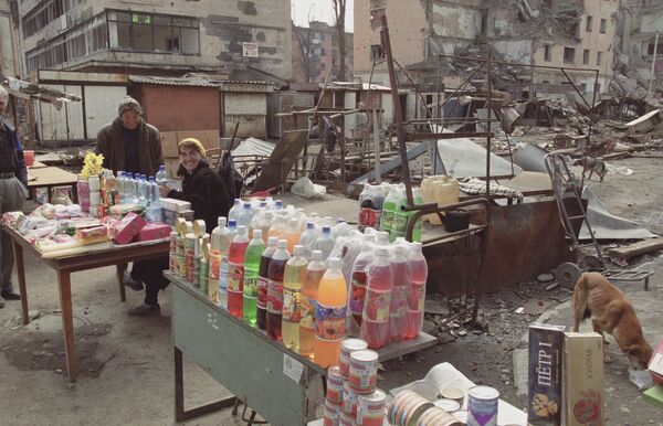 Уличная торговля в разрушенном Грозном