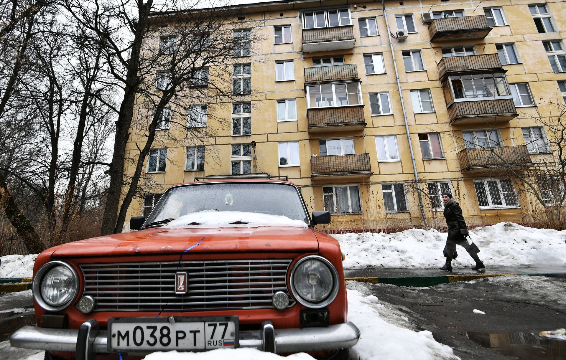 В россии запретят старые. Старые автомобили. Жигули среди хрущевок. Старая машина у окна во дворе. Российские автомобили 2023 года.