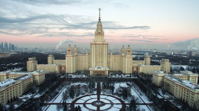 Вид на Главное здание МГУ на Воробъевых горах.