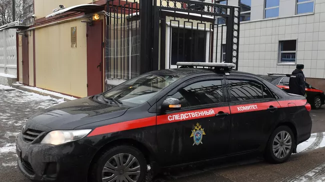 Автомобиль Следственного комитета РФ выезжает со служебной территории.