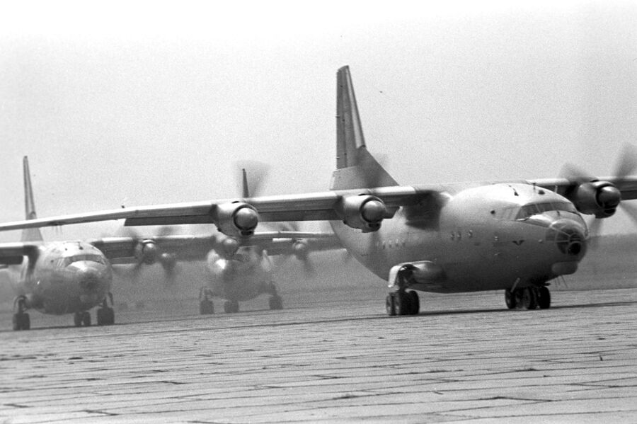 Десантно-транспортный самолет Ан-12