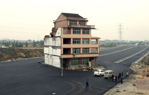 Дом-гвоздь посреди дороги в китайской провинции Чжэцзян