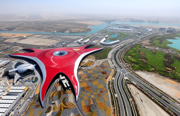 Вид сверху на парк развлечений  Ferrari World на острове Яс в Абу-Даби