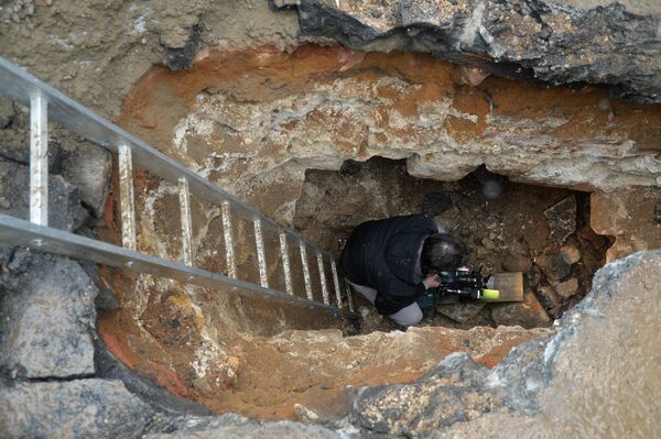 В центре Москвы нашли подземную тайную комнату. Видеооператор в подземной комнате, обнаруженной археологами у основания Китайгородской стены в Москве.