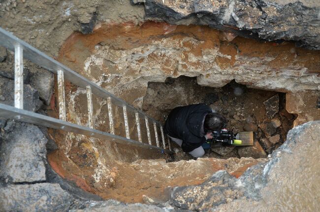 В центре Москвы нашли подземную тайную комнату. Видеооператор в подземной комнате, обнаруженной археологами у основания Китайгородской стены в Москве.